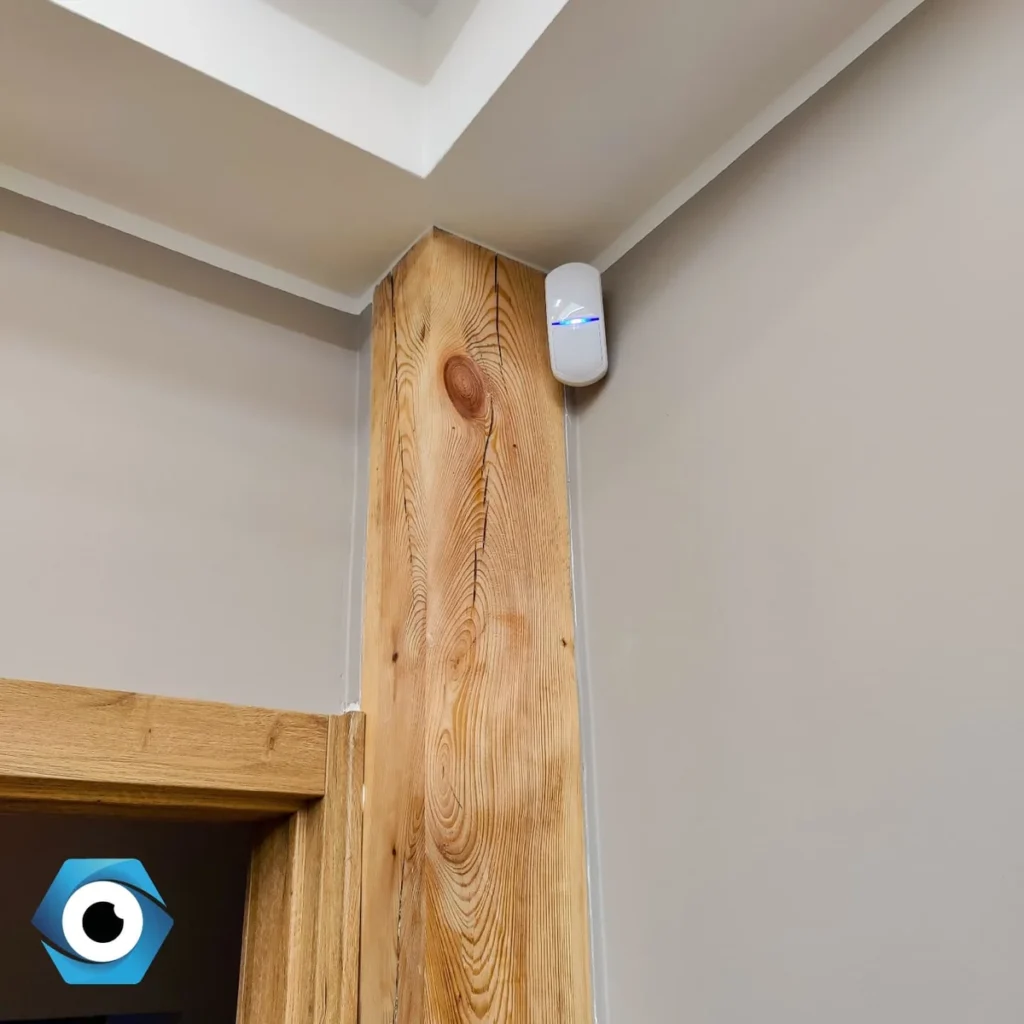 Czujnik ruchu SATEL Slim-Dual zamontowany na ścianie w domu jednorodzinnym.