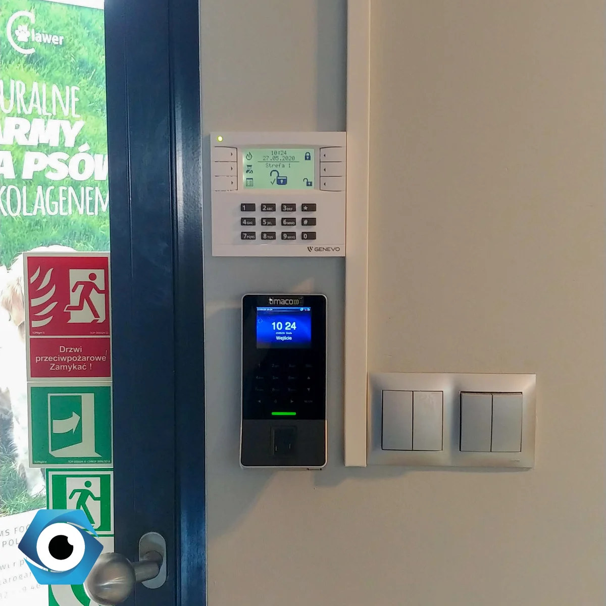 Nowoczesny terminal do rejestracji czasu pracy (RCP) i kontroli dostępu zamontowany na ścianie.