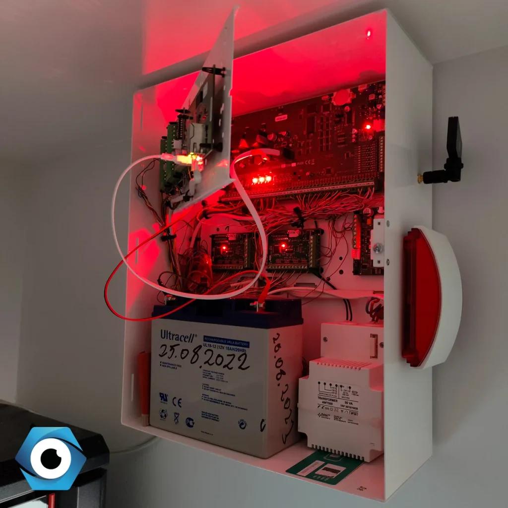 Centrala alarmowa Satel Integra w metalowej obudowie z akumulatorem 18Ah 12V.