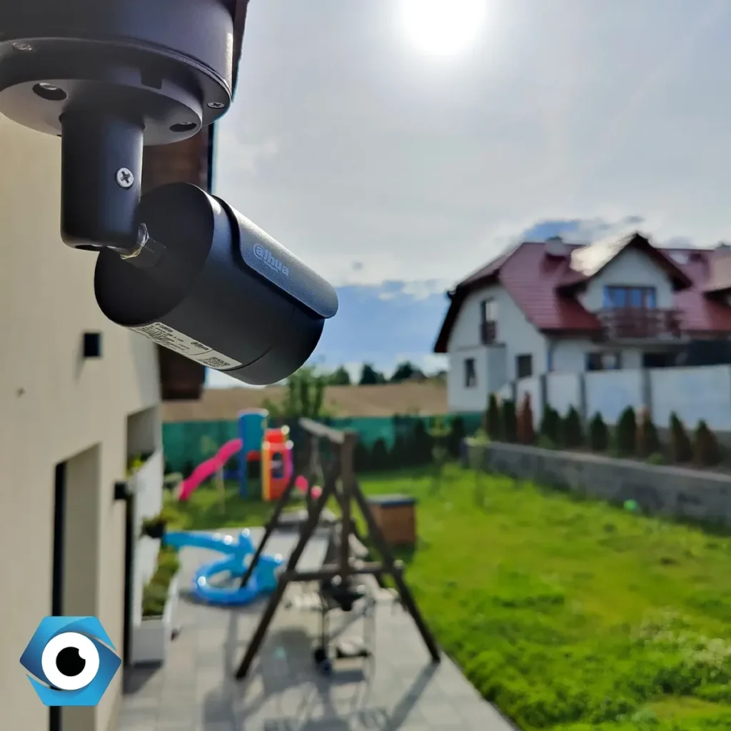 kamera zewnętrzna do monitoringu podwórka na podbitce domu