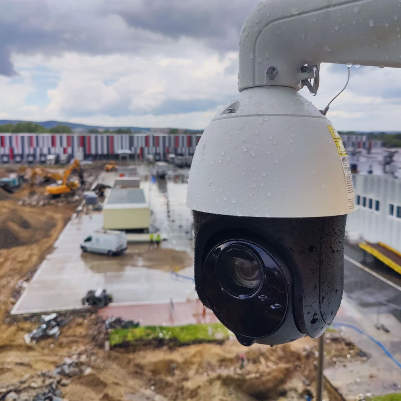Przemysłowy system monitoringu – montaż obrotowej kamery Hikvision PTZ na terenie firmy.